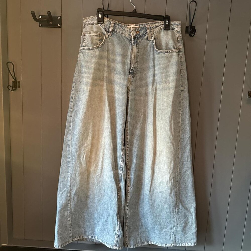 Light wash super wide leg jeans #denim #wideleg